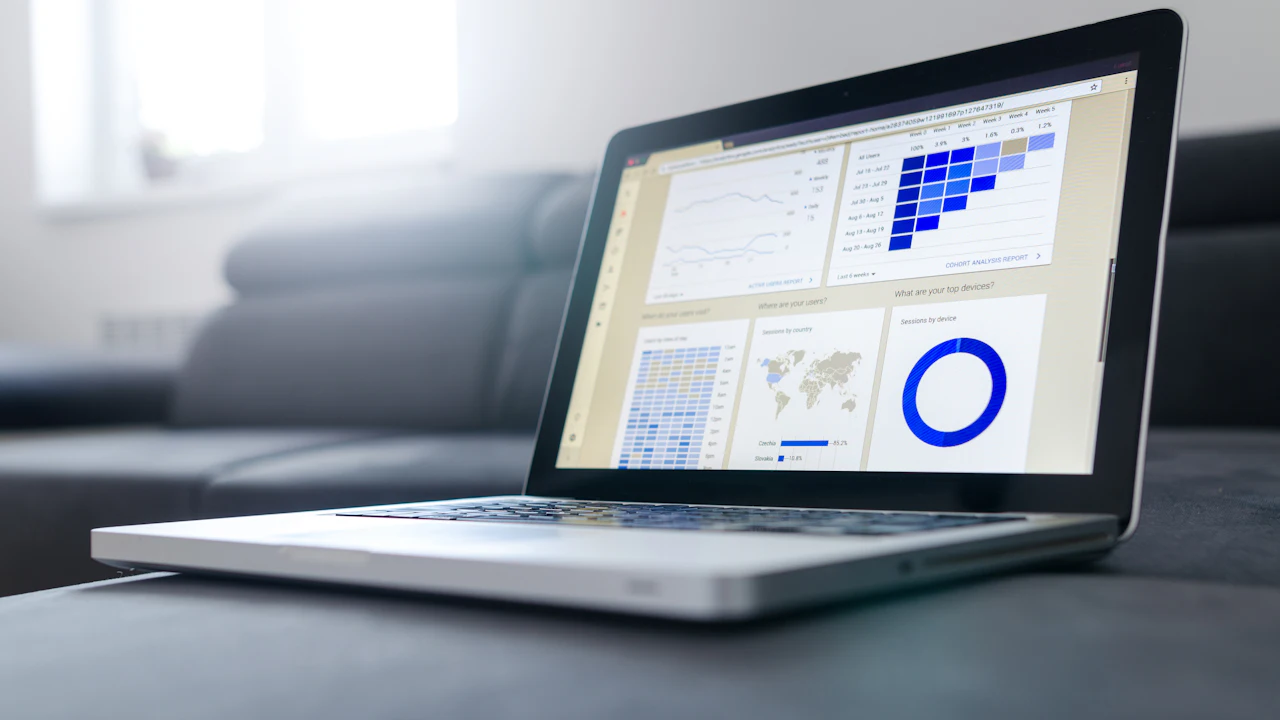 Laptop displaying a cohort analysis report in an analytics dashboard